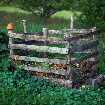 Komposthaufen mit Holzumrandung in einem Garten | Bild: dpa/picture alliance