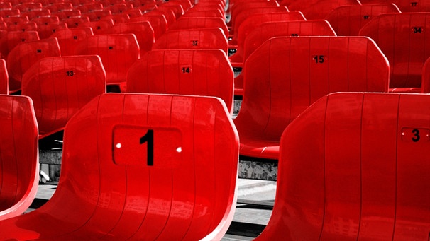 Leere Sitzreihen in einem Stadion | Bild: mauritius images