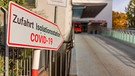 Zufahrt zur Isolationsstation eines Krankenhauses für Covid-19 Erkrankte | Bild: mauritius-images