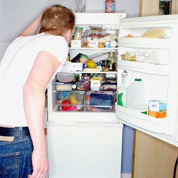 Mann vor Kühlschrank | Bild: mauritius-images