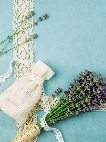 Lavendelsäckchen mit einem Bund getrocknetem Lavendel | Bild: mauritius-images