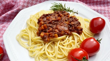 Teller mit Spaghetti und Linsenbolognese steht auf einem Tisch | Bild: BR, Astrid Hickisch