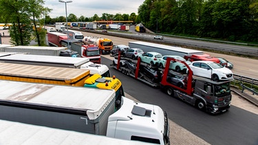 Über die Parkplatznot auf deutschen Autobahnen | Bild: mauritius-images
