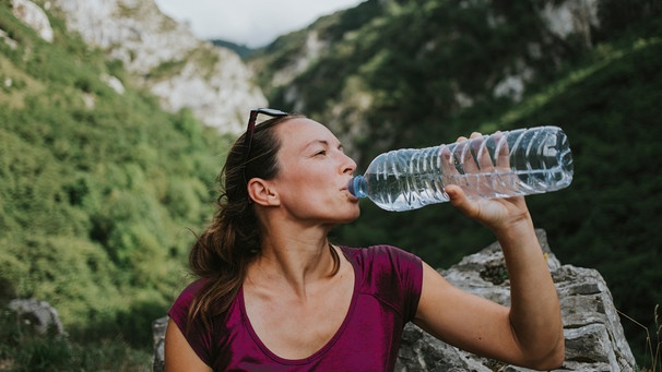 Frau trinkt aus Wasserflasche | Bild: mauritius images/ Westend61 RF
