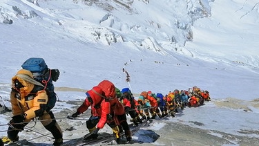 Lange Schlange von Bergsteigern auf dem Weg zum Gipfel des Mount Everest | Bild: dpa/picture alliance