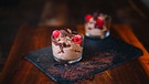Mousse aus chocolat in einem Dessertschälchen angerichtet | Bild: BR, Miro Weber