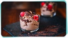 In einem Dessertschälchen angerichtete Mousse au chocolat mit Himbeeren garniert | Bild: BR, Miro Weber