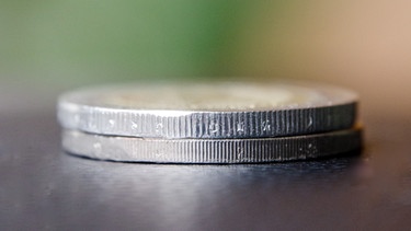 Zwei gefälschte Zwei-Euro-Münzen, erkennbar an der schlampigen Rändelung | Bild: Henning Pfeifer/BR