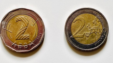 Eine Zwei-Lewa-Münze und eine Zwei-Euro-Münze im Vergleich | Bild: BR, Astrid Hickisch