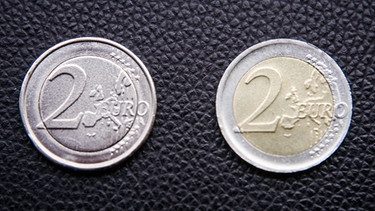 Zwei gefälschte Zwei-Euro-Münzen - Vorderseiten | Bild: Henning Pfeifer, BR