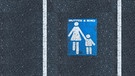 Gekennzeichneter Mutter-Kind-Parkplatz | Bild: mauritius-images, Montage: BR
