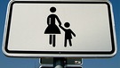 Hinweisschild eines Mutter-Kind-Parkplatzes | Bild: mauritius images / Hans-Peter Merten