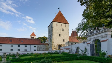 Schloss Neuburg in Neuburg am Inn - Blick auf den Schlossgarten | Bild: mauritius images