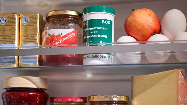 Einer Notfalldose steht in einer Kühlschranktür. | Bild: picture-alliance/dpa