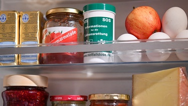 Einer Notfalldose steht in einer Kühlschranktür. | Bild: picture-alliance/dpa
