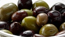 Grüne und schwarze Oliven im Glas | Bild: mauritius images / foodcollection