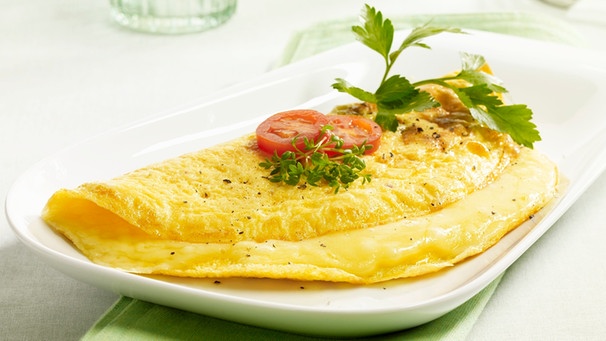 Rezept für ein saftiges Omelett | Bild: mauritius-images