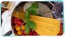 Zutaten für eine One Pot Pasta liegen in einem Topf, daneben Tomaten | Bild: mauritius images, Montage: BR