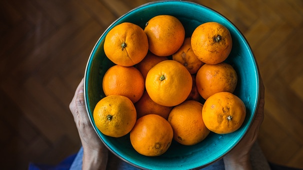 Eine Schale voller Orangen | Bild: mauritius-images