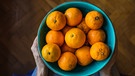 Eine Schale voller Orangen | Bild: mauritius-images