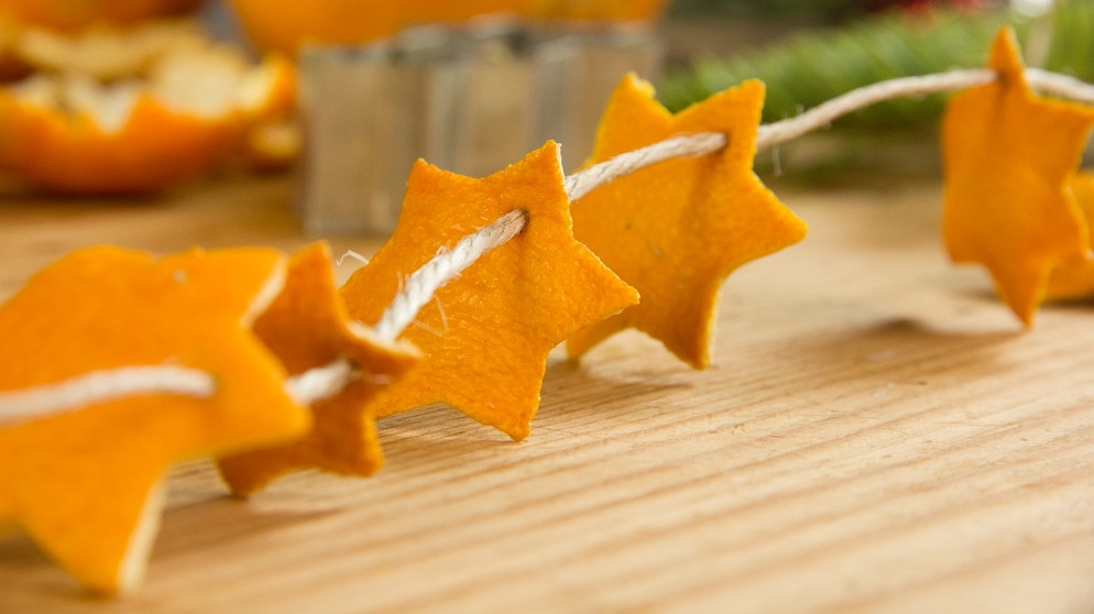 Orangenschalen-Sterne an einen Band aufgefädelt. | Bild: BR