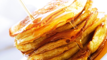 Stapel Pancakes, über die Ahornsirup läuft | Bild: mauritius images