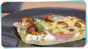 Ein Stück Pfifferlingspizza auf einem Teller | Bild: BR