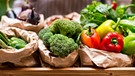 Plastikfrei verpacktes Gemüse | Bild: mauritius images