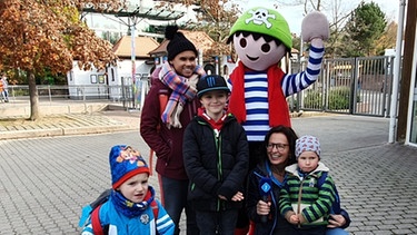 Ulla Müller mit den Kindern des Haus Immanuel im Playmobil FunPark | Bild: BR