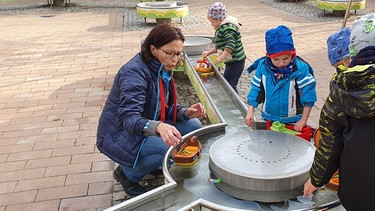 Ulla Müller bei der Erfüllung des Sternstundenwunschs im Playmobil Funpark | Bild: BR