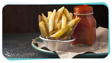 Selbstgemachte Pommes frites und Ketchup | Bild: mauritius images / TPP / Eve Voyevoda