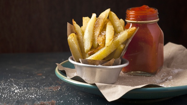 Selbstgemachte Pommes frites und Ketchup | Bild: mauritius-images