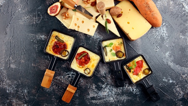 Raclette mit Käse | Bild: mauritius images / Beats / Alamy / Alamy Stock Photos