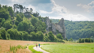 Radfahrer vor Burgruine im Urdonautal | Bild: Naturpark Altmühltal
