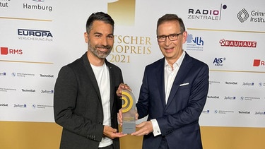 BAYERN 1 Morgenmoderator Marcus Fahn und BAYERN 1 Produktionschef Tobias Prager mit dem Radiopreis | Bild: BR