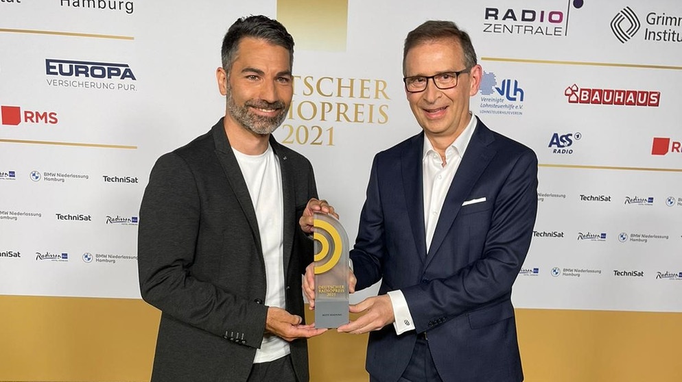 BAYERN 1 Morgenmoderator Marcus Fahn und BAYERN 1 Produktionschef Tobias Prager mit dem Radiopreis | Bild: BR