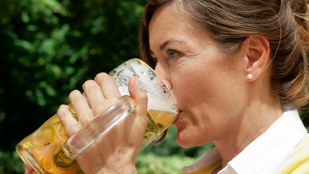 Eine Frau trinkt eine MAß Radler im Biergarten | Bild: mauritius-images