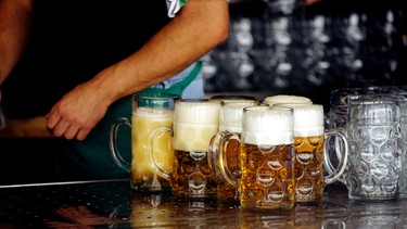 Bier einschenken | Bild: mauritius-images