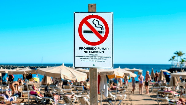 Rauchverbot am Strand.  | Bild: mauritius-images