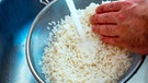 Reis abwaschen | Bild: mauritius images / Aycan AYKAN / Alamy / Alamy Stock Photos