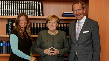 Bundeskanzlerin Angela Merkel mit den BR Moderatoren Christine Rose und Tilmann Schöberl | Bild: BR/Stefanie Wermter