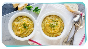 Zwei Suppenschüsseln mit Rumfordsuppe auf einem Tisch | Bild: mauritius images