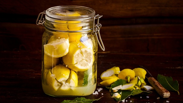 Zitronen einlegen.  | Bild: mauritius images / The Picture Pantry / Aniko Szabo