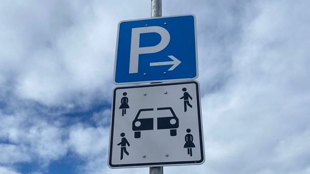 Wer darf hier parken und für wen gilt ein Parkverbot? | Bild: BR/Lemtis-Jahn, Antje