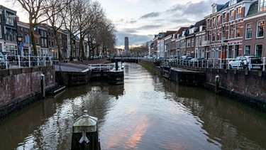Die Schleuse Weerdsluis in der Innenstadt von Utrecht in geöffnetem Zustand. An dieser Schleuse befindet sich die "Fish Doorbell". | Bild: mauritius images / ZNM Photography / Alamy / Alamy Stock Photos