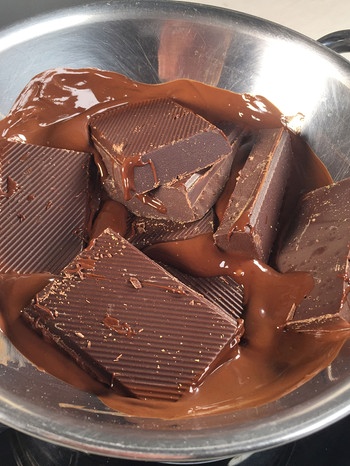 Schokolade wird in einem Topf im Wasserbad geschmolzen. | Bild: dpa-Bildfunk