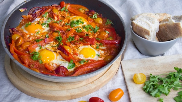 Versunkene Eier in Tomaten-Paprika-Soße. | Bild: BR/ Kathrin Martin