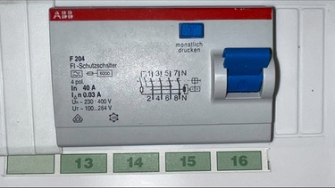 FI Schalter und die Aufforderung, diesen regelmäßig zu testen in einem Sicherungskasten | Bild: BR, Jonas Sebastian Schramm