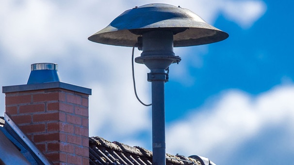 Auf einem Hausdach ist eine Sirene angebracht | Bild: dpa-Bildfunk/Jens Büttner
