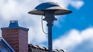 Auf einem Hausdach ist eine Sirene angebracht | Bild: dpa-Bildfunk/Jens Büttner